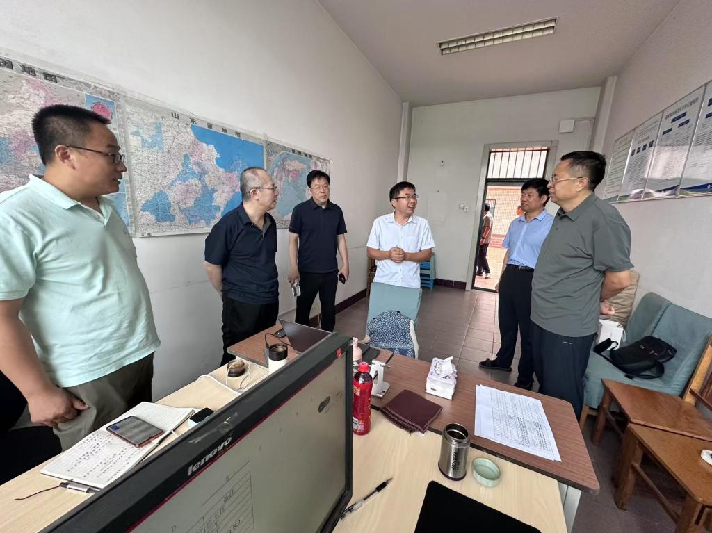 黨委書記孫眾志深入槐蔭校區(qū)檢查指導暑期工作并開展健康咨詢活動